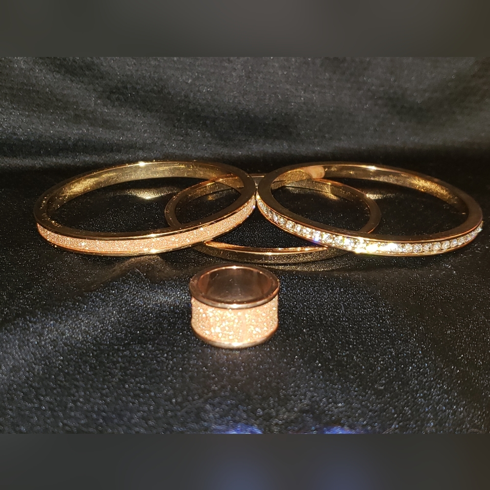 Set of 3 gold bracelets and 1 ring